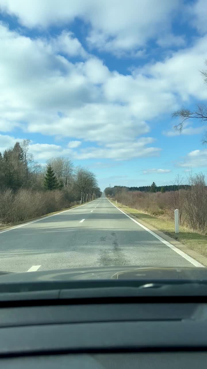 汽车POV行驶在一个国家的道路在自然风挡在运动中的比利时高沼泽视频下载