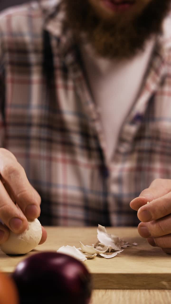 男子双手剥煮鸡蛋。男厨师正在煮一顿美味的煮鸡蛋晚餐视频下载