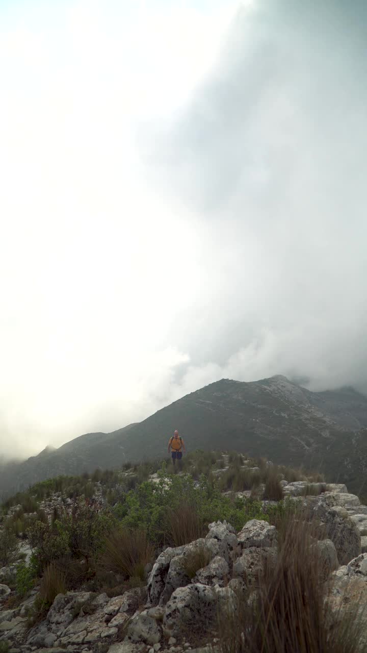 一个人在雾天登山视频下载