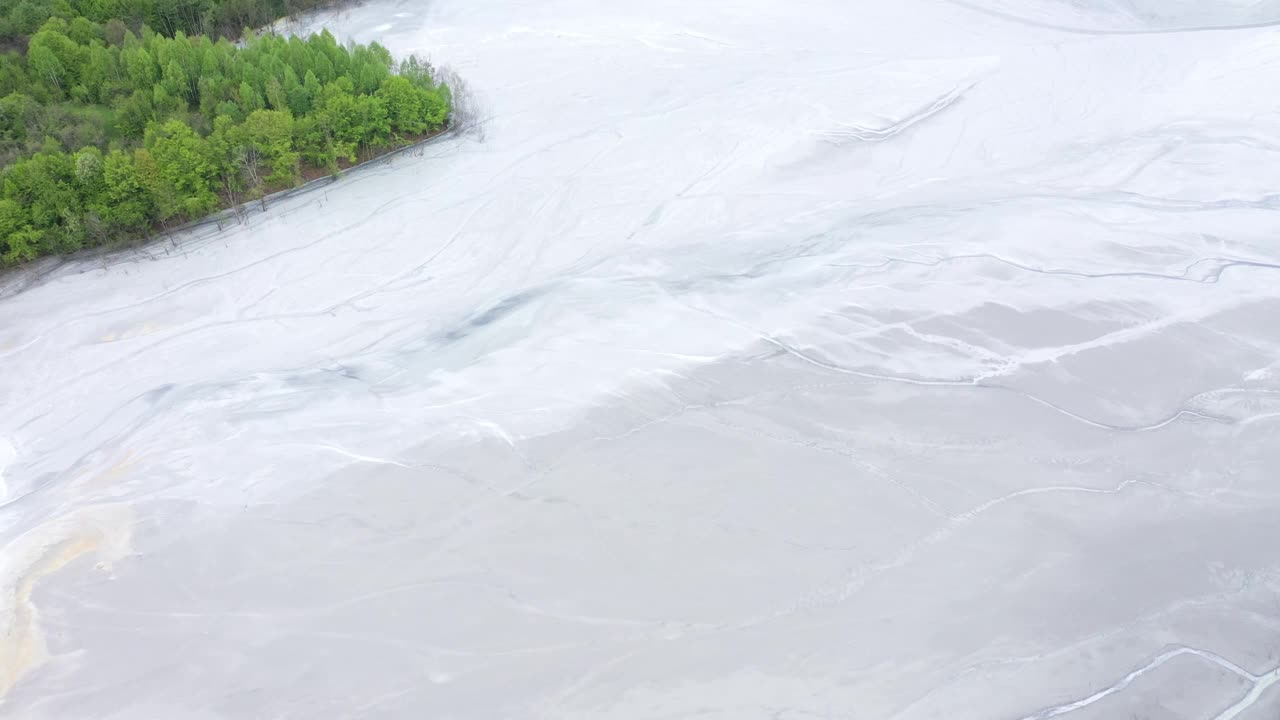 鸟瞰图:荒芜的湖泊，无人驾驶的泥浆裂缝视频下载