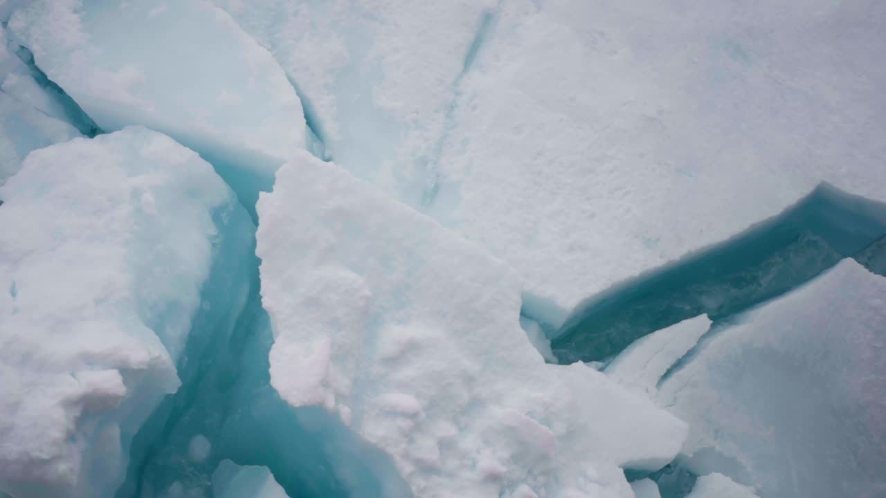 破冰船缓缓驶过厚厚的冰原，展示了在北极冰天雪地中航行所需要的原始力量视频素材