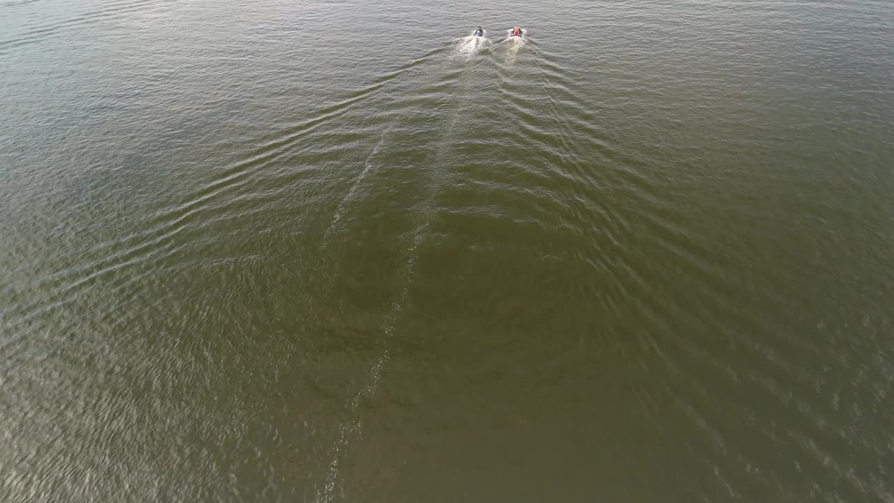 两艘水上摩托艇在湖面上巡游。周末的活动。在海边或湖边度假，在水上活动视频下载