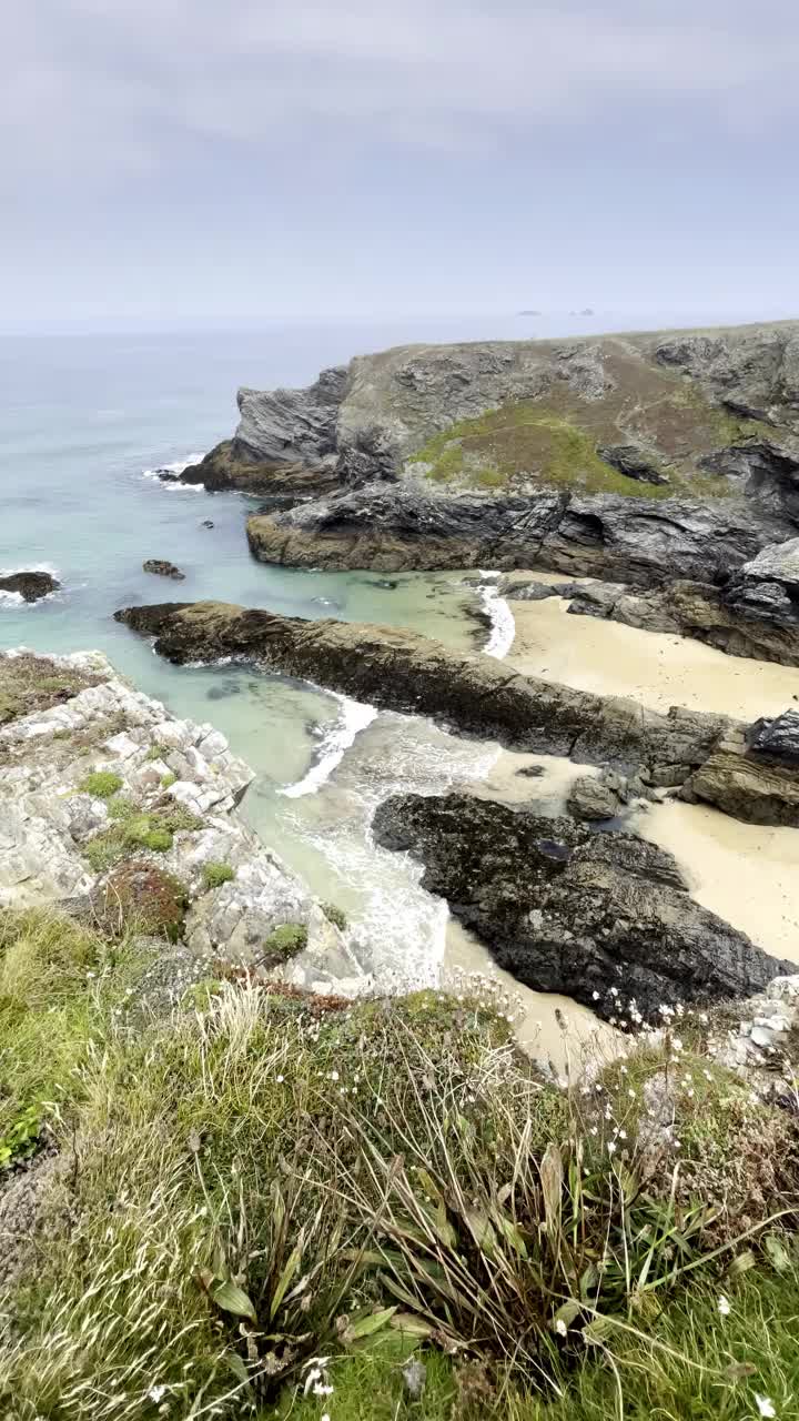 狐狸湾附近的特雷亚农湾，从西南海岸路径，康沃尔英格兰。视频下载