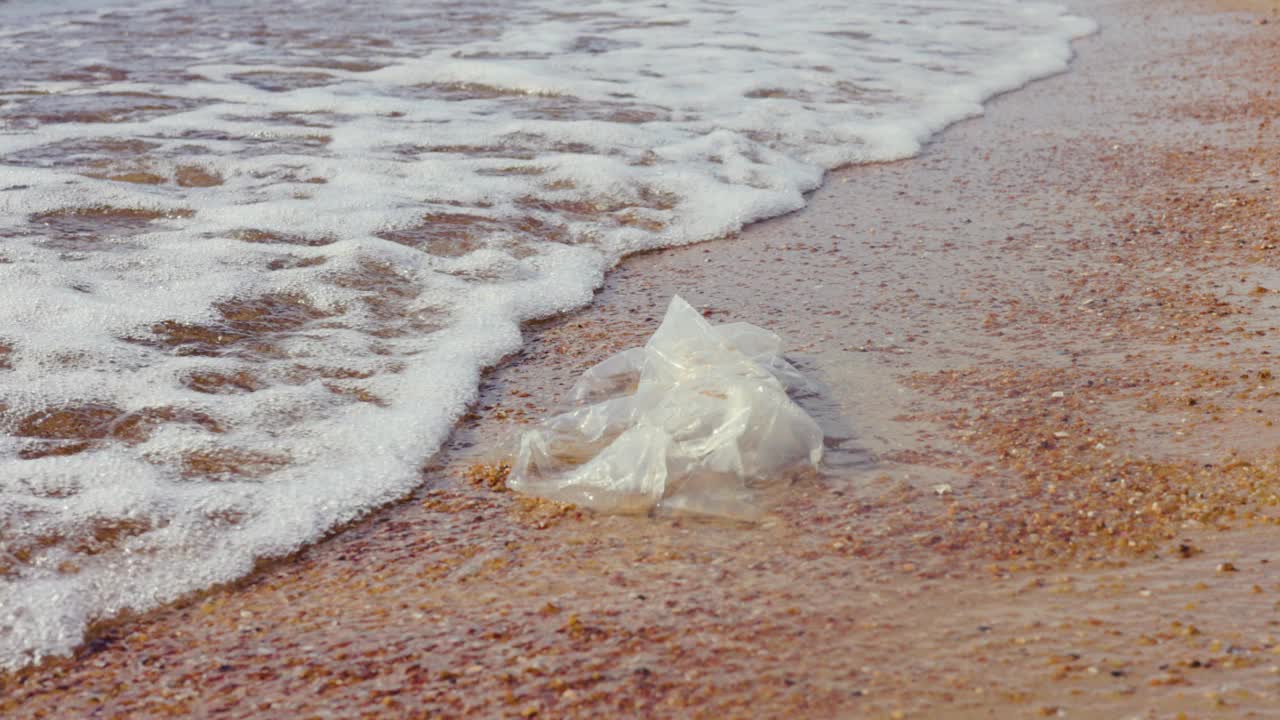 热带海岸的污染视频素材