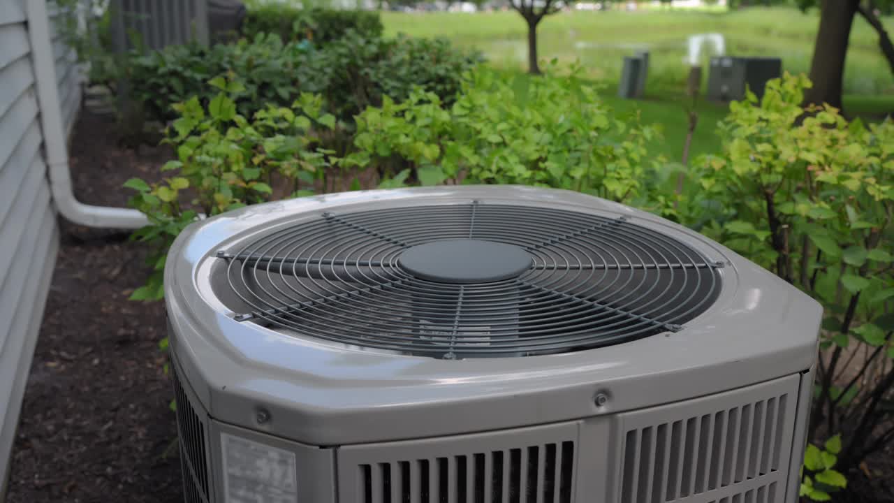 家用HVAC空调系统。移动镜头视频素材