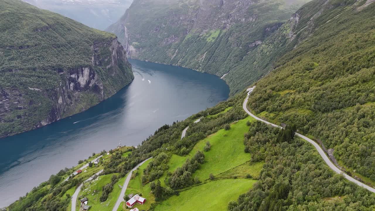 航拍的盖朗格峡湾和蛇形公路在挪威在4K。视频下载