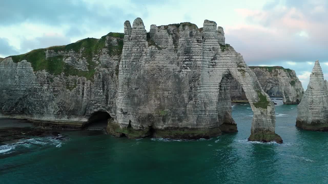 在Étretat著名的悬崖和海岸拱门上的侧面飞行视频素材