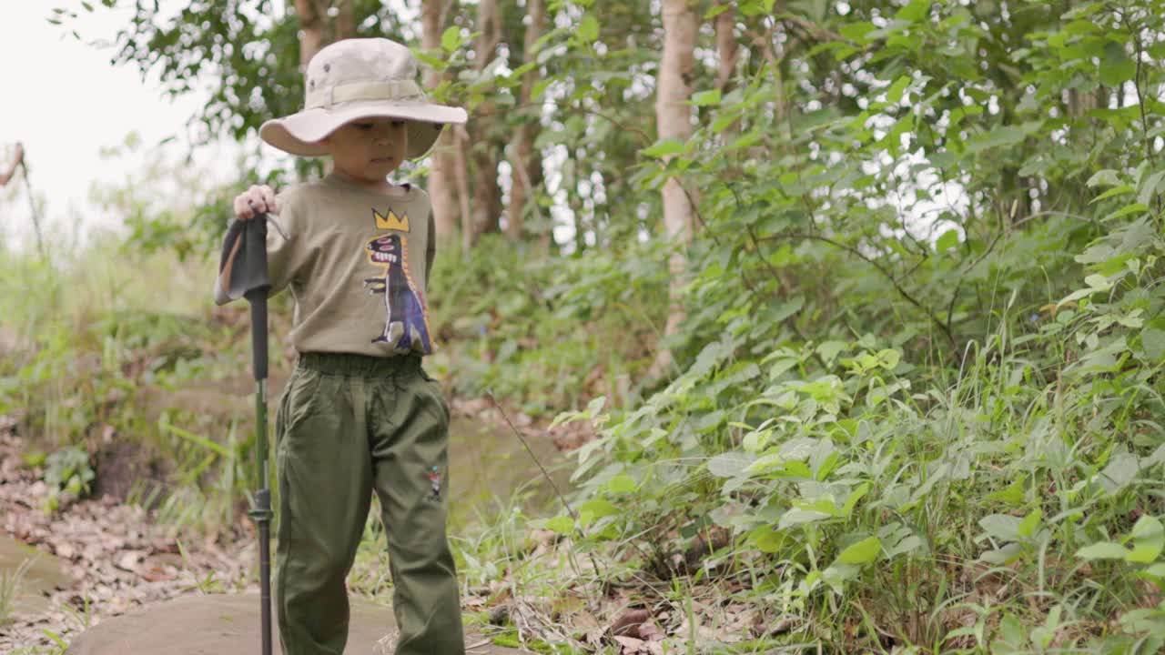 一家人在森林里散步，健身，和男人一起旅行和冒险视频下载