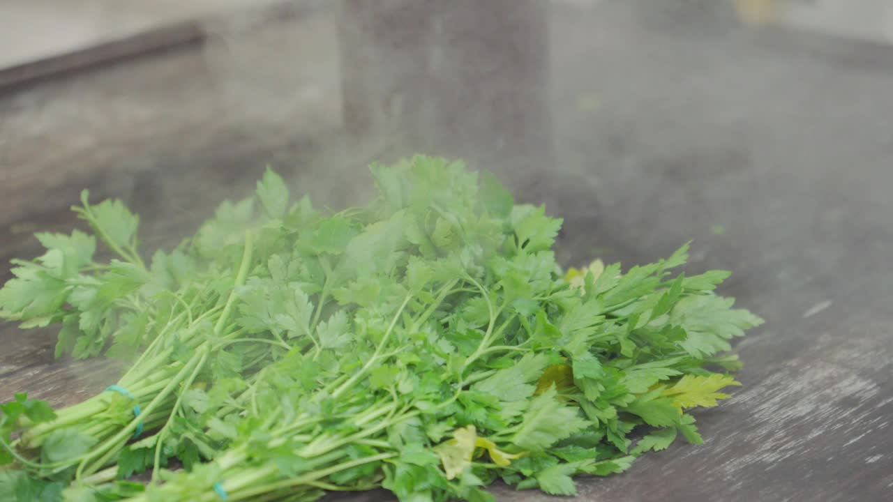 清晨时分，当地农贸市场上的新鲜香草正在被切碎，准备烹饪视频下载