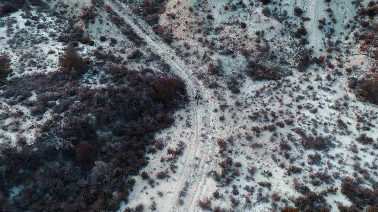 极限、男孩、男人、无人机、鸟瞰、航拍、山地、景观、自然、旅行、风景、丘陵、山谷、山地车、骑行、步道、运动员、运动、自行车、自行车、健身、户外、探险、山地车、骑行、锻炼、活跃、健康、生活视频素材