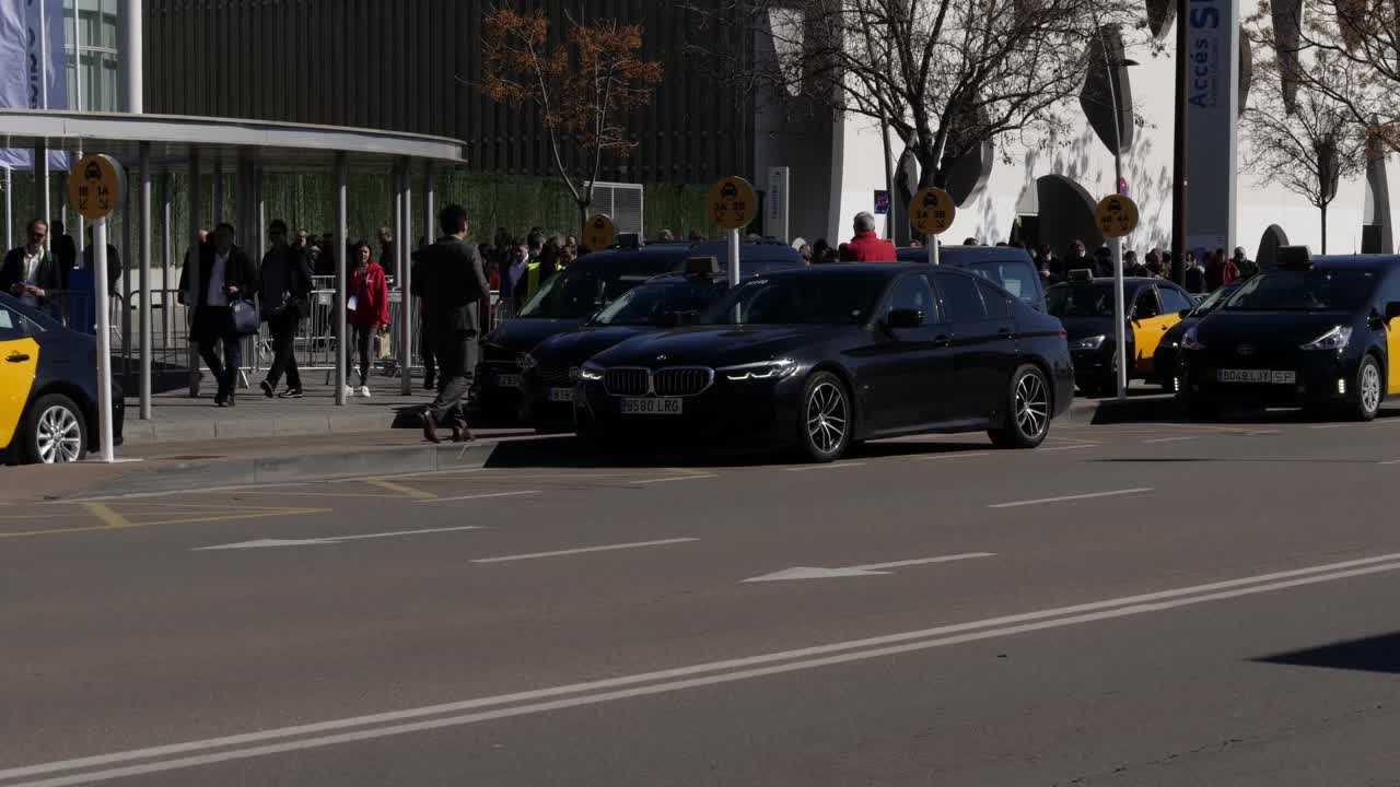 在集市出口旁边的出租车站视频下载