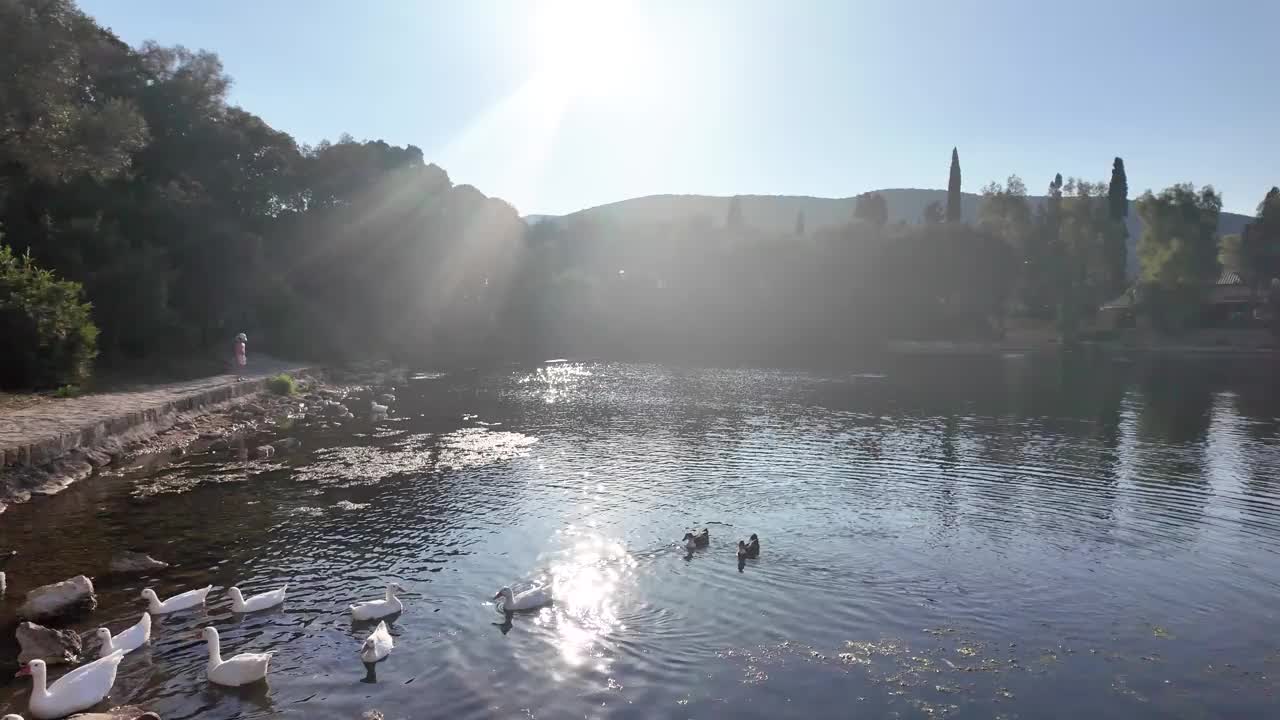 希腊塞弗罗尼亚卡拉沃米洛斯湖的日落景色视频下载