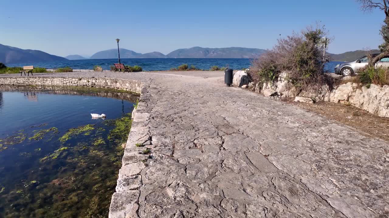 希腊塞弗罗尼亚卡拉沃米洛斯湖的日落景色视频素材