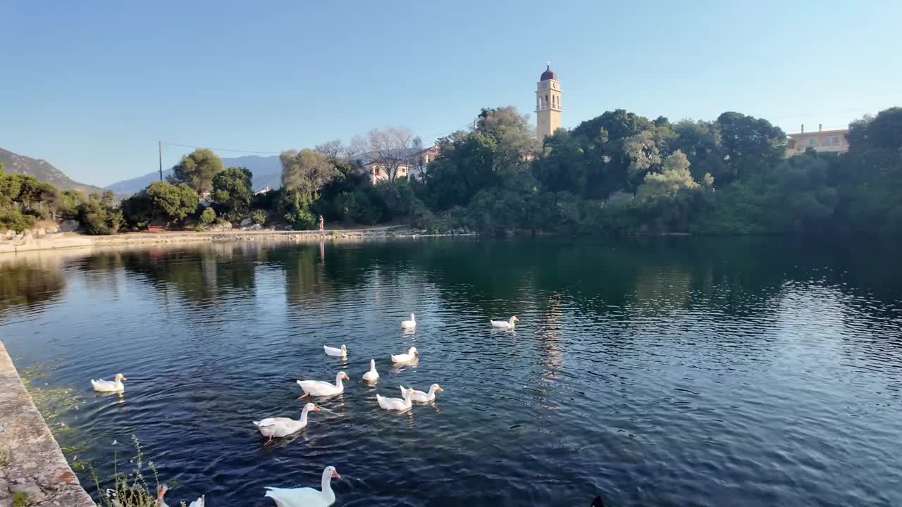 希腊塞弗罗尼亚卡拉沃米洛斯湖的日落景色视频素材