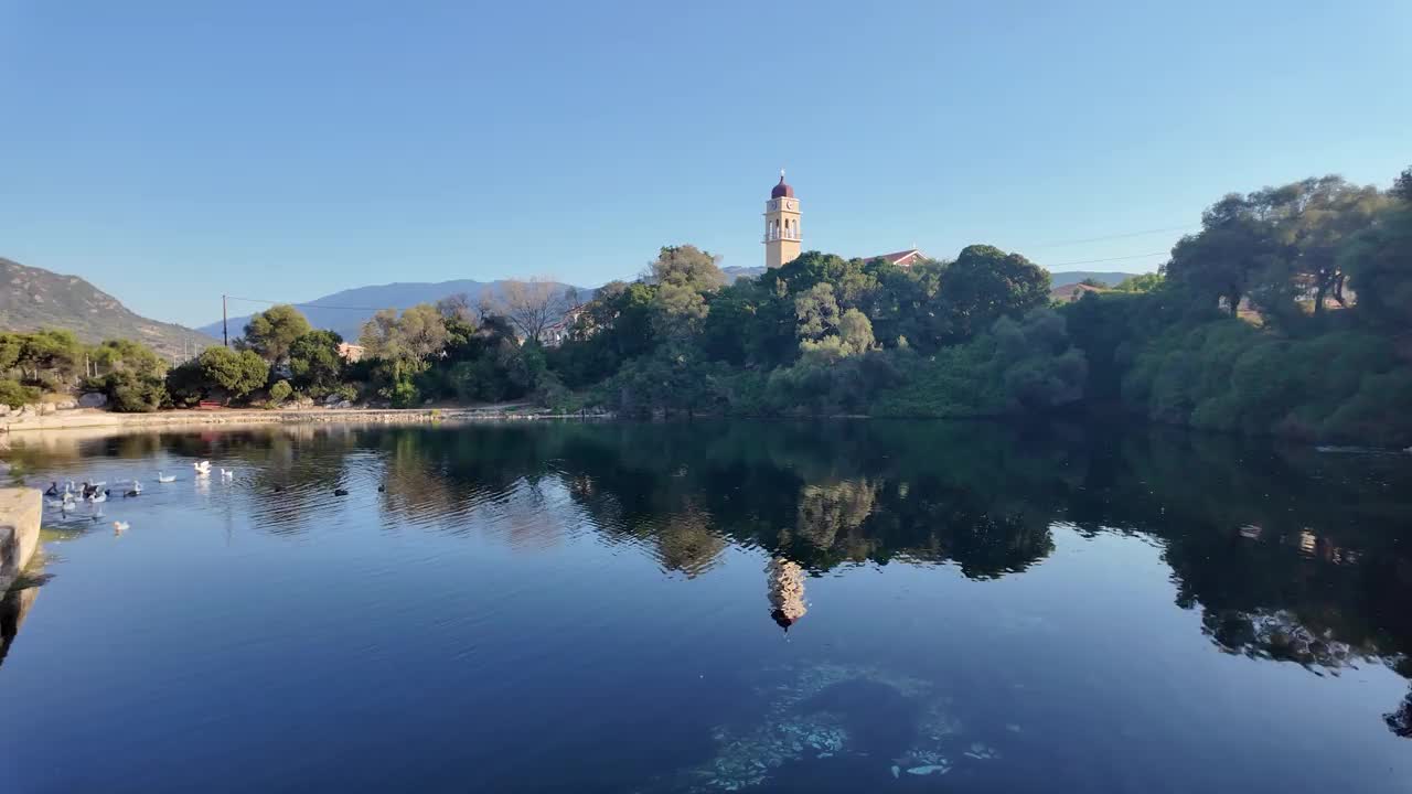 希腊塞弗罗尼亚卡拉沃米洛斯湖的日落景色视频素材