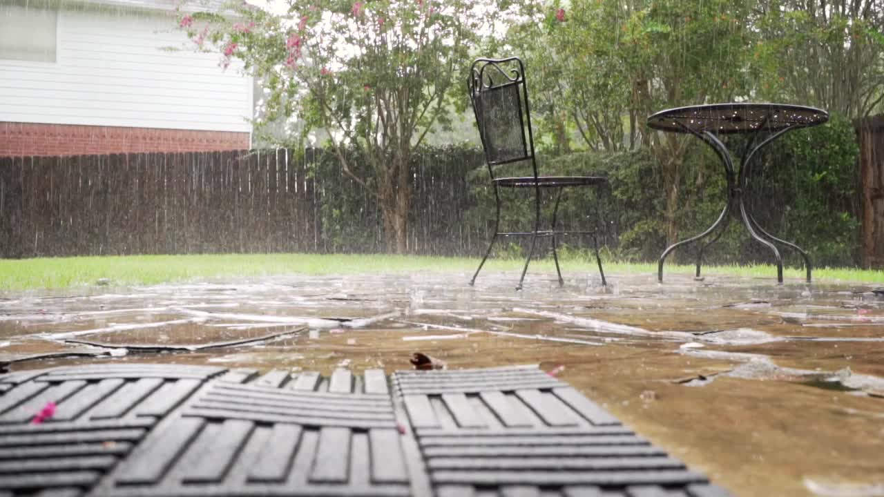 慢镜头暴雨在一个业主的院子里视频下载