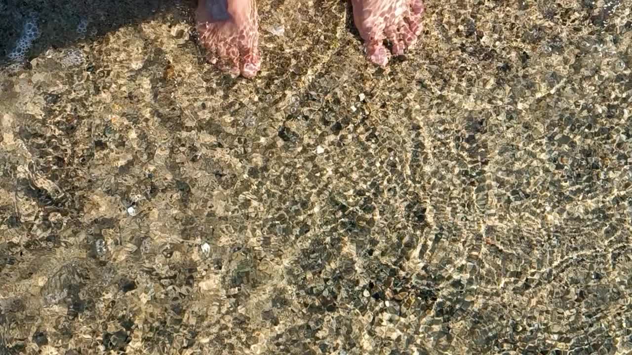 自然平静的大海背景。闪闪发光的海水和金色的沙子。夏日热带海滩上的海浪。阳光反射在水面上。浅浅的海水泛起涟漪。海床上的阳光。视频素材