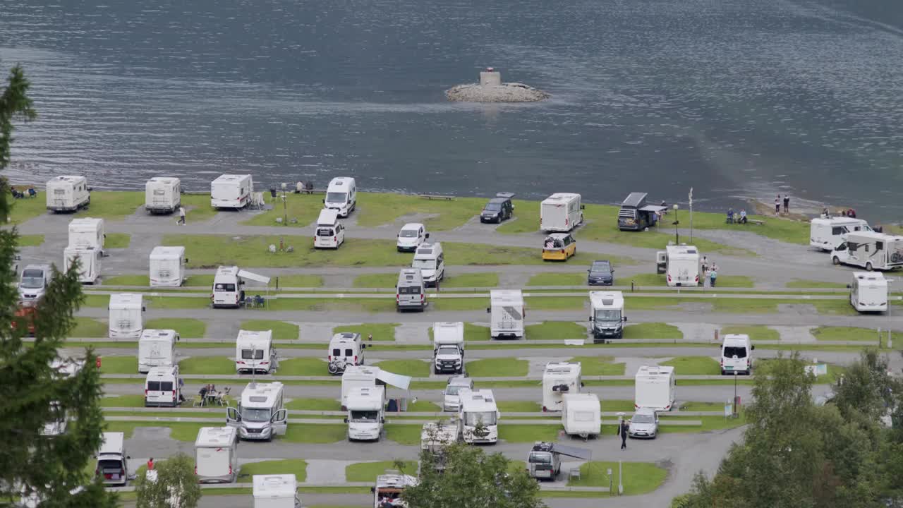 露营者停在一个宁静的峡湾，被大自然和风景优美的水景包围视频素材