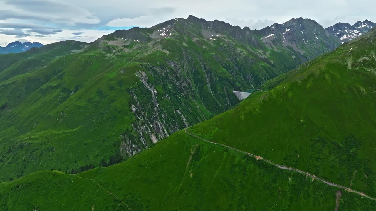 瑞士夏季旅游胜地。鸟瞰瑞士美丽的瑞士山谷。田园诗般的瑞士山景，航拍清晨的瑞士乡村风光视频下载