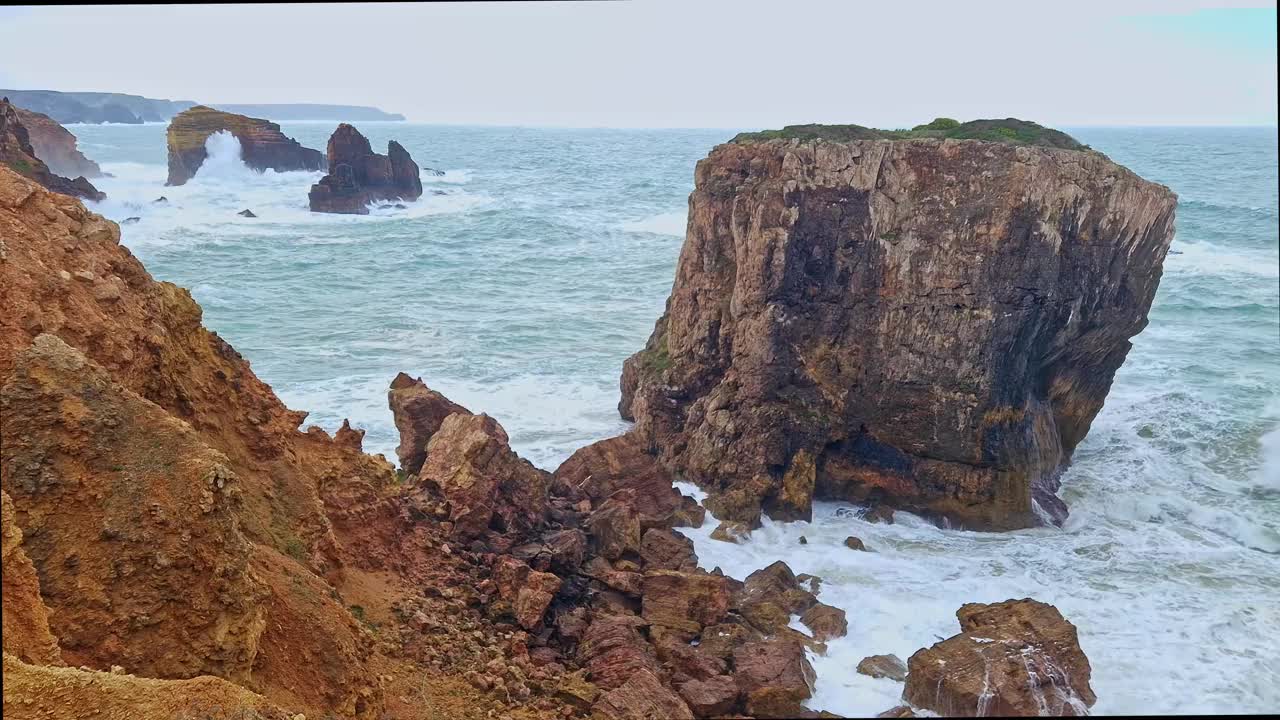 海景和蓝天，蓬塔尔达卡拉帕特拉在阿尔加维，葡萄牙。视频下载