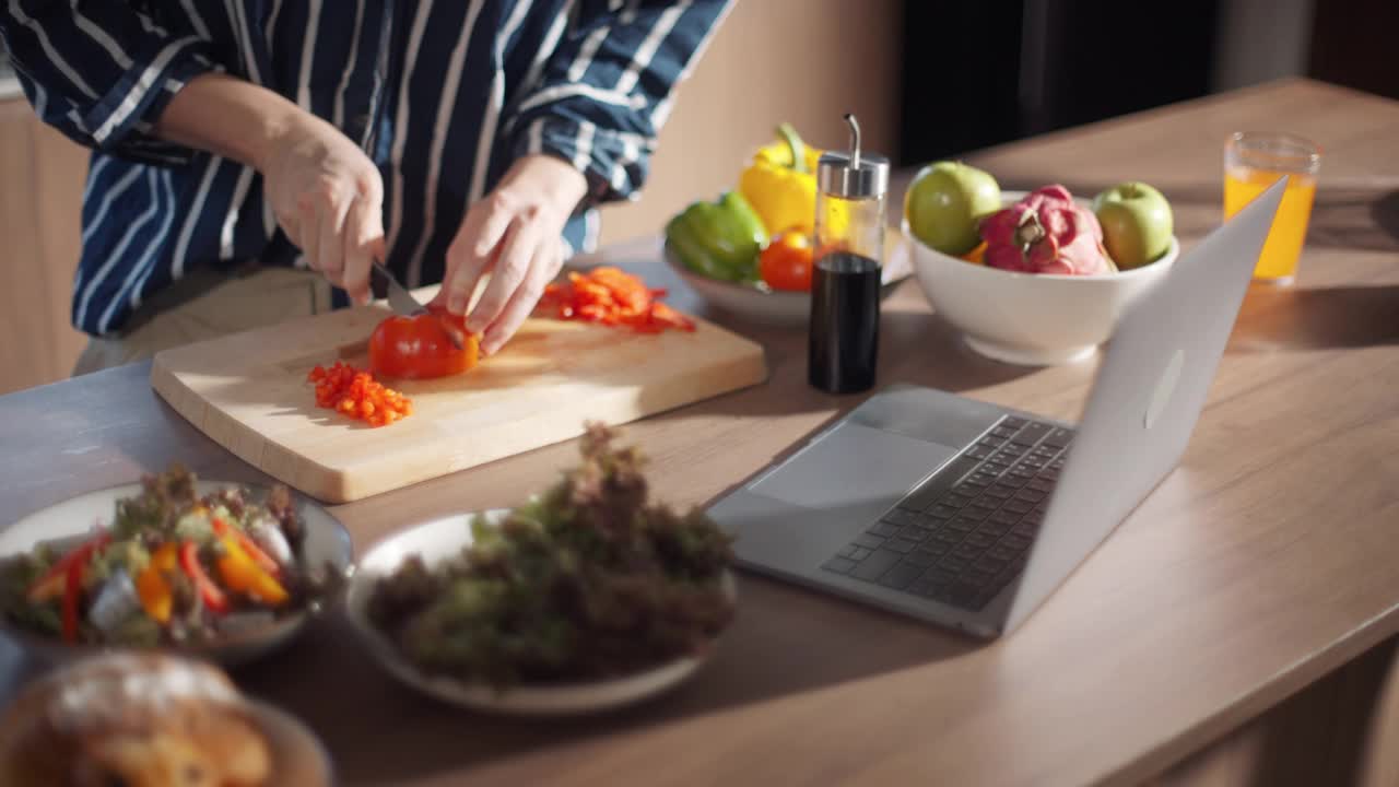 男人们在家观看在线课程或切菜食谱。视频素材