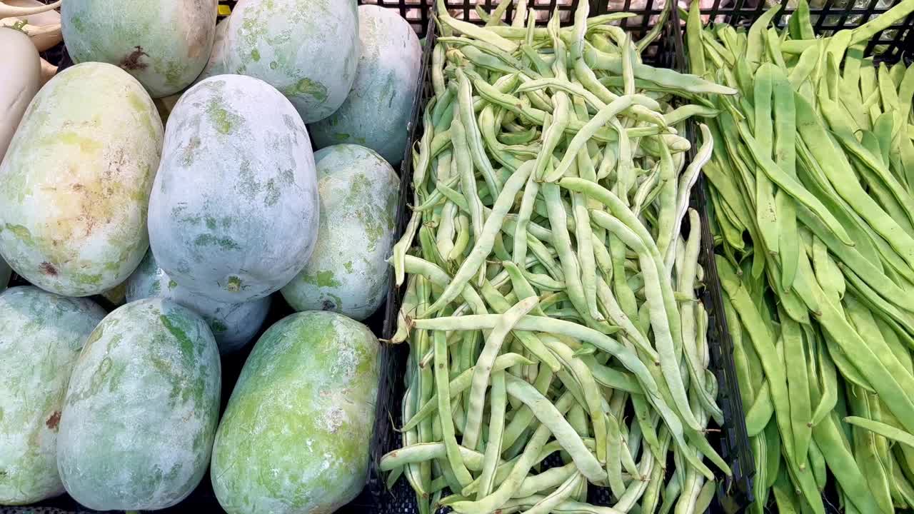 在杂货店挑选辣椒，豆子，豌豆视频素材