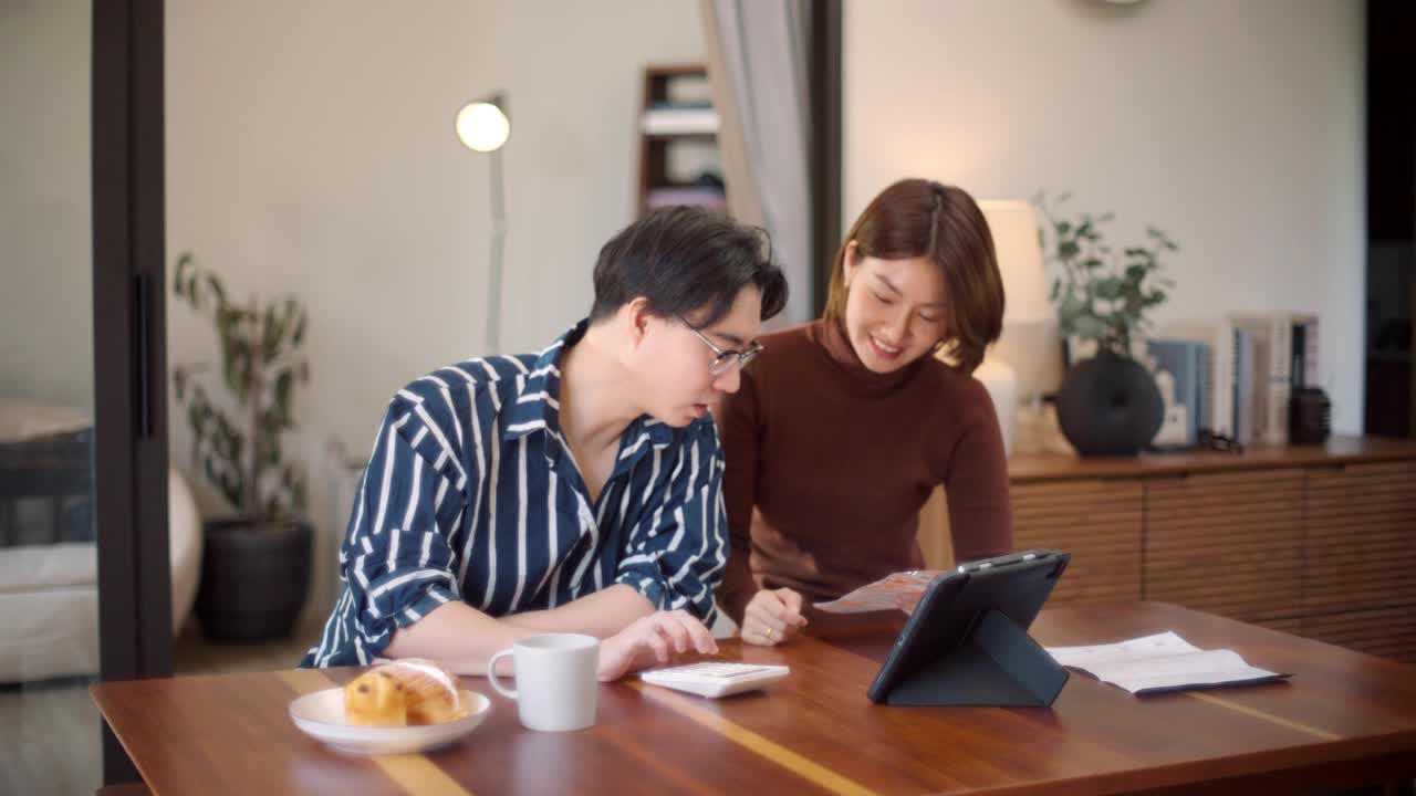 管理家庭财务的年轻夫妇视频下载