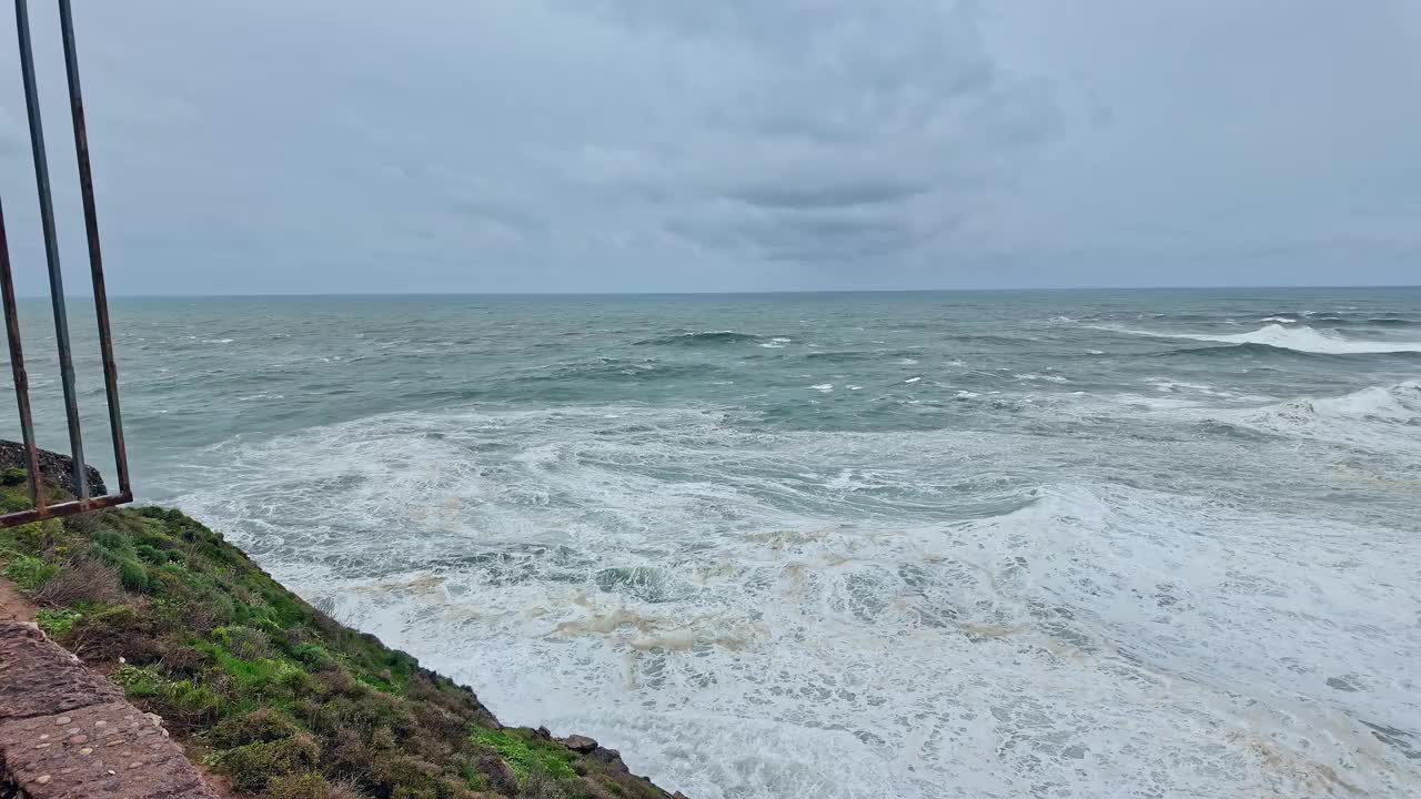 葡萄牙纳扎雷北部普拉亚灯塔附近的大浪视频下载