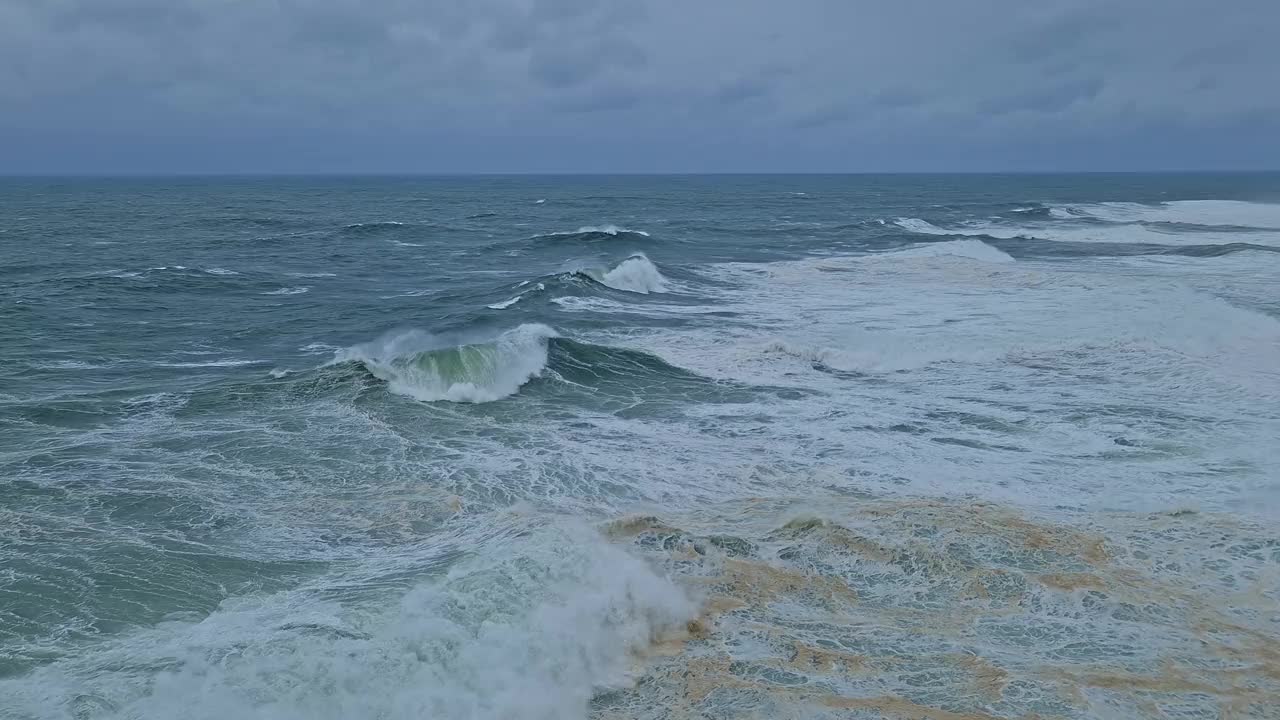 葡萄牙纳扎雷北部普拉亚灯塔附近的大浪视频下载