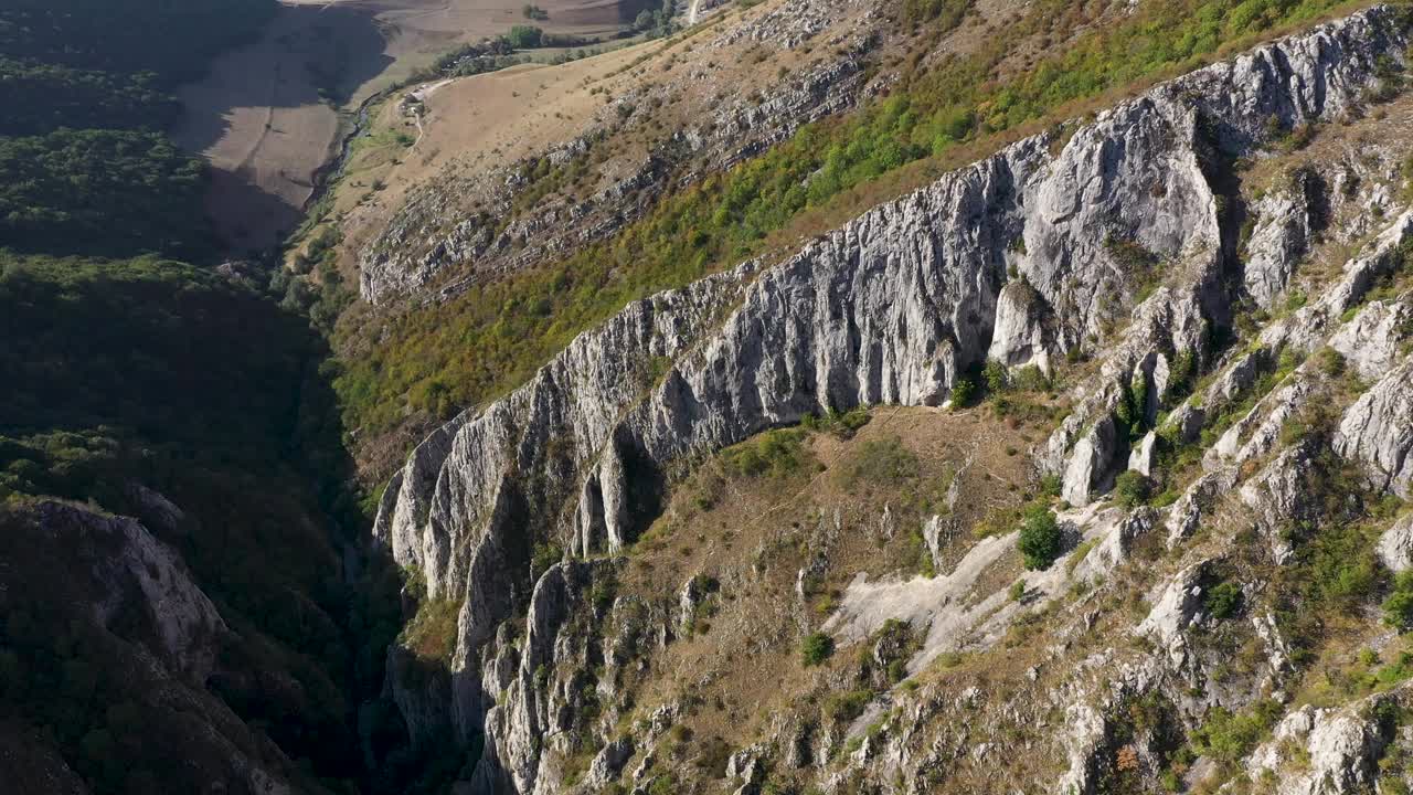 鸟瞰深石灰岩峡谷，峡谷。Cheile Turzii，罗马尼亚视频素材