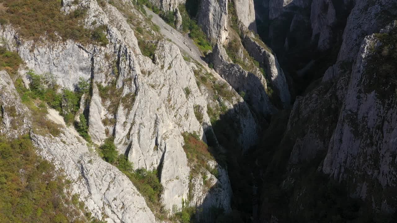 鸟瞰深石灰岩峡谷，峡谷。Cheile Turzii，罗马尼亚视频素材