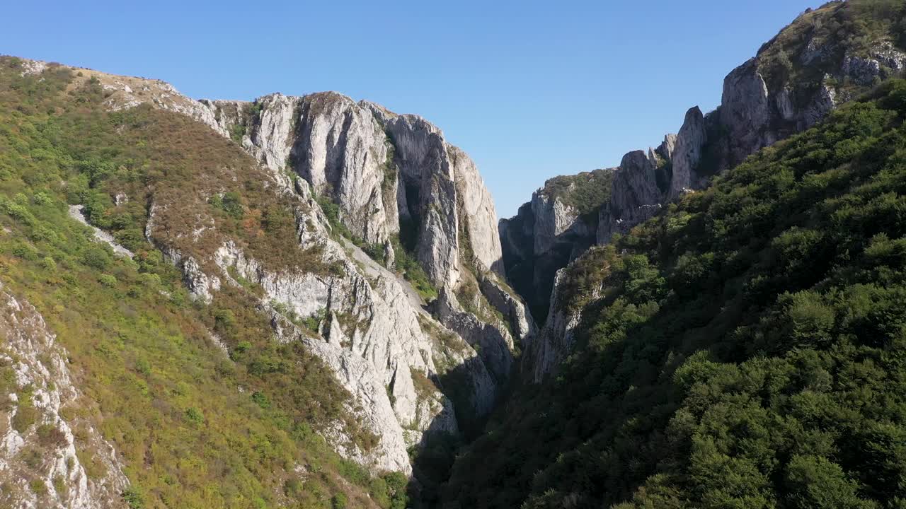 鸟瞰深石灰岩峡谷，峡谷。Cheile Turzii，罗马尼亚视频素材