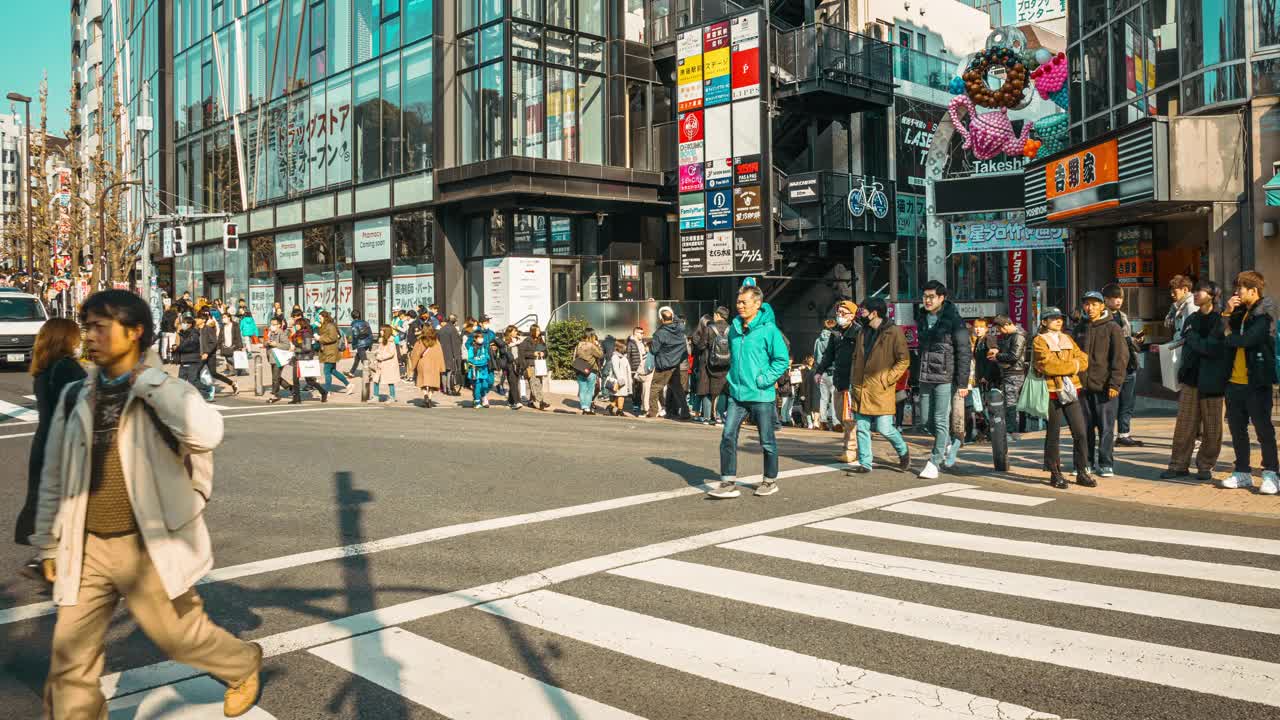 在日本东京原宿站的竹下街，不知名的人群和游客正在参观和享受最流行的时尚视频下载