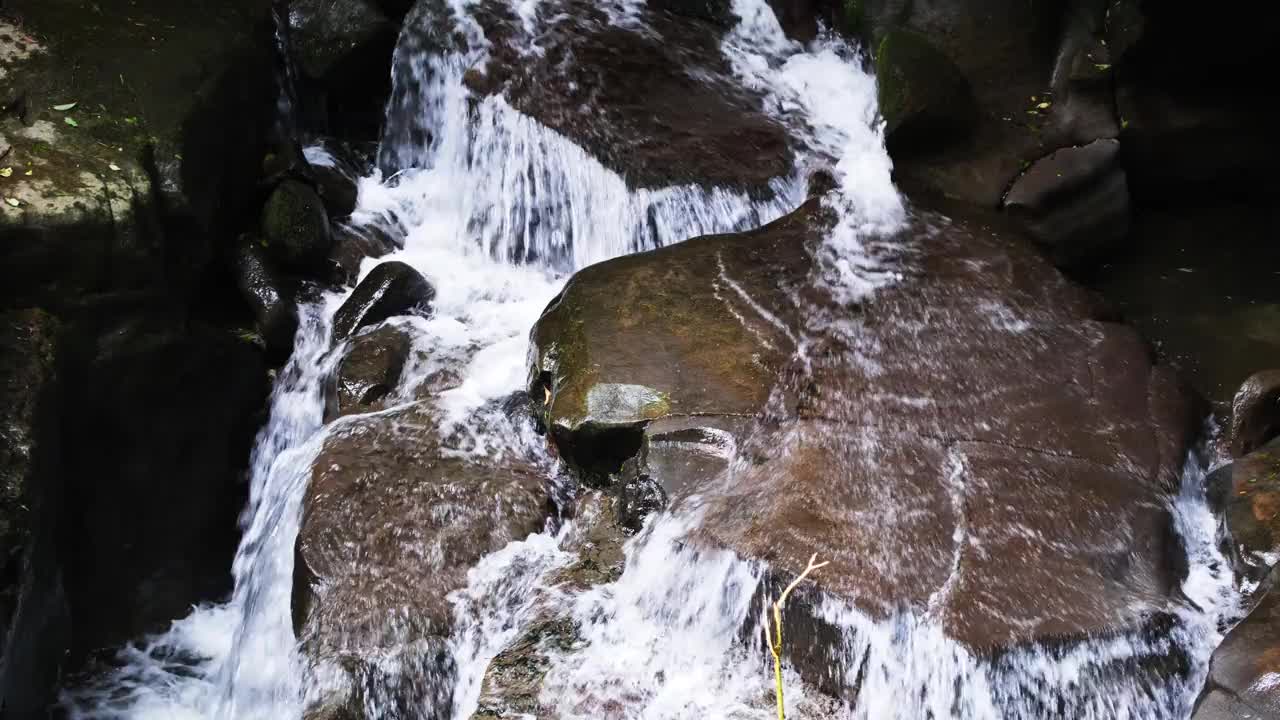 美丽的流水视频下载