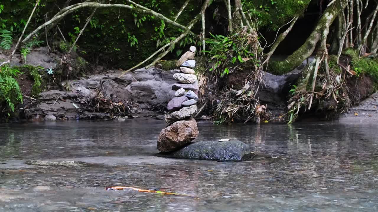 石头在河里堆积起来视频素材