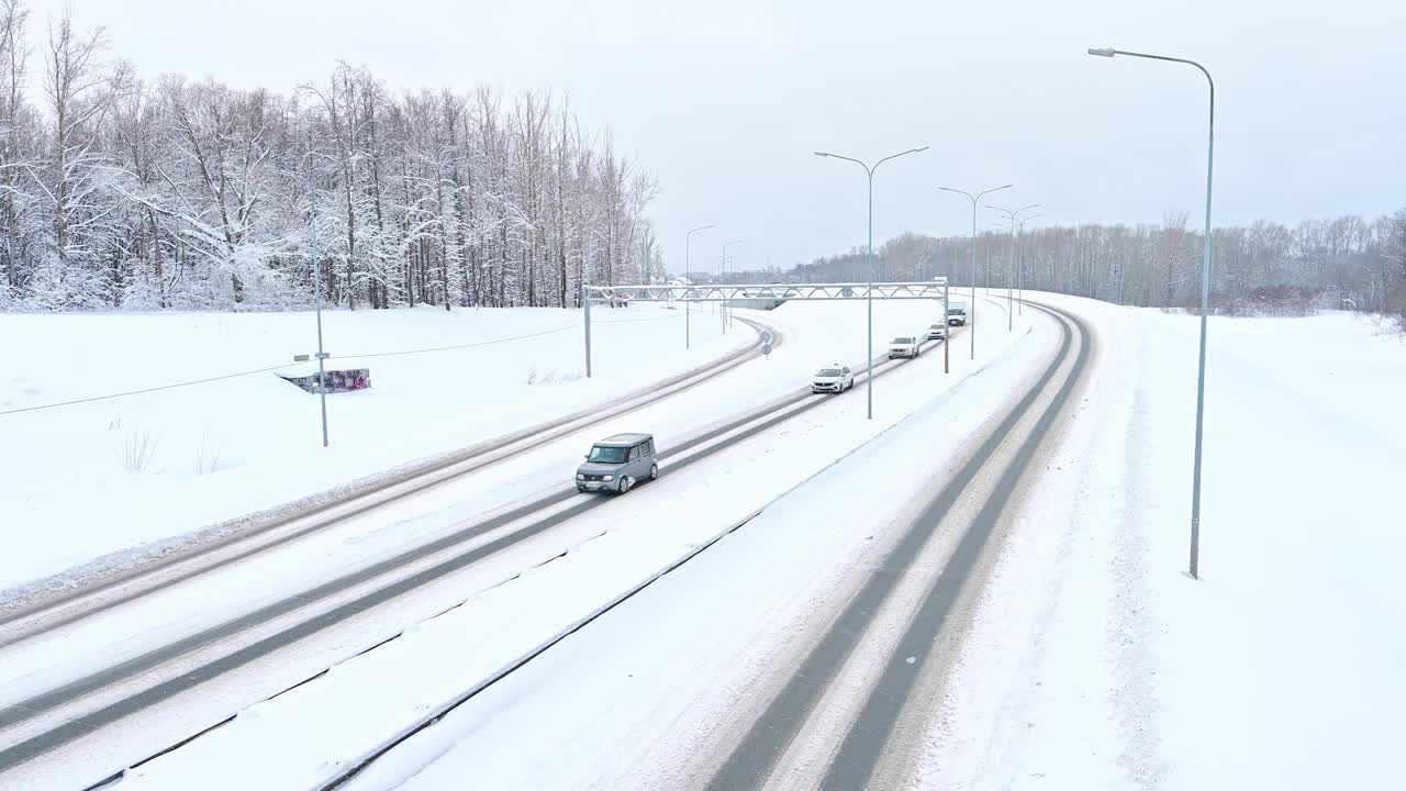 冬天的路上有雪。视频下载