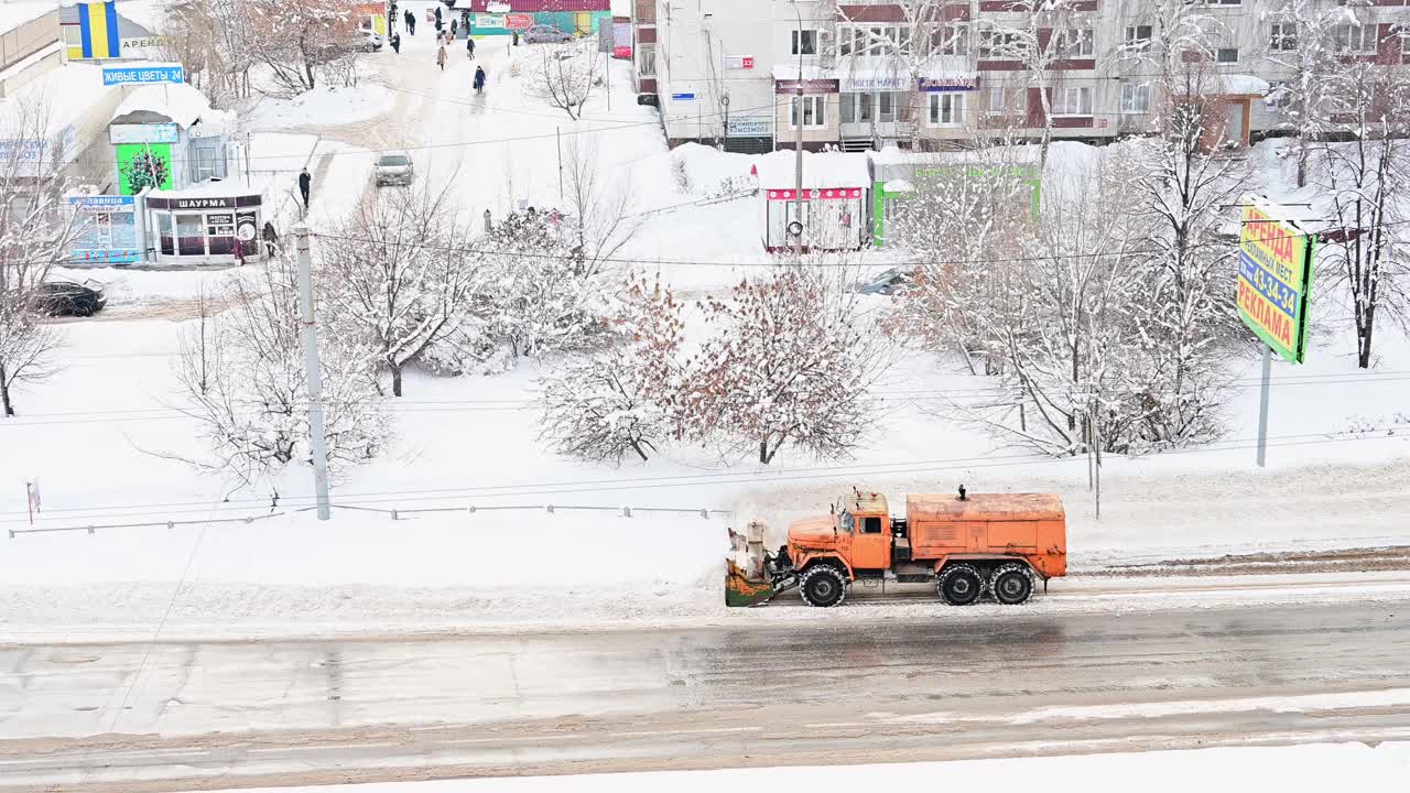 吹雪机服务于城市道路。在冬季暴风雪或暴风雪期间，重型磨坊或小苍兰卡车清理道路上的积雪。视频下载