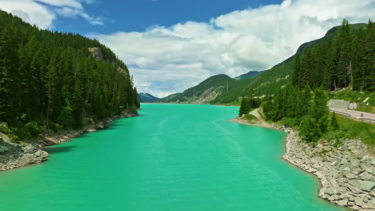 从空中俯瞰美丽的莱达马尔莫雷拉水库湖泊，湖水碧绿，位于瑞士中部的绿色山脉中视频下载