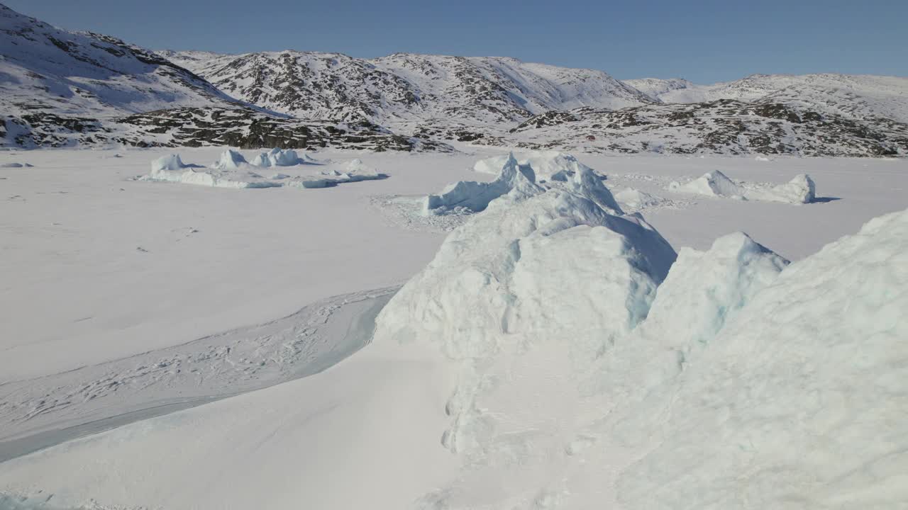 无人机拍摄的冰天雪地上的冰山视频素材