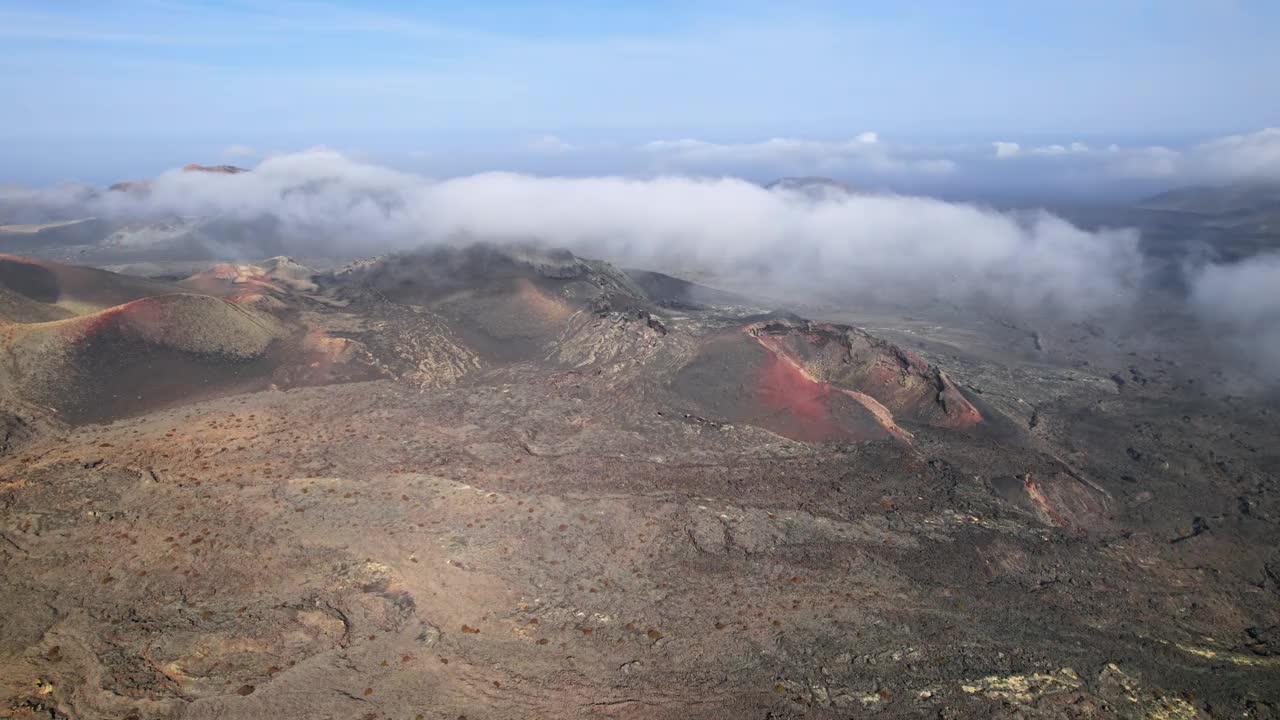 鸟瞰西班牙加那利群岛兰萨罗特岛提曼法亚国家公园附近的火山谷。从30帧/秒加速到2倍。视频下载