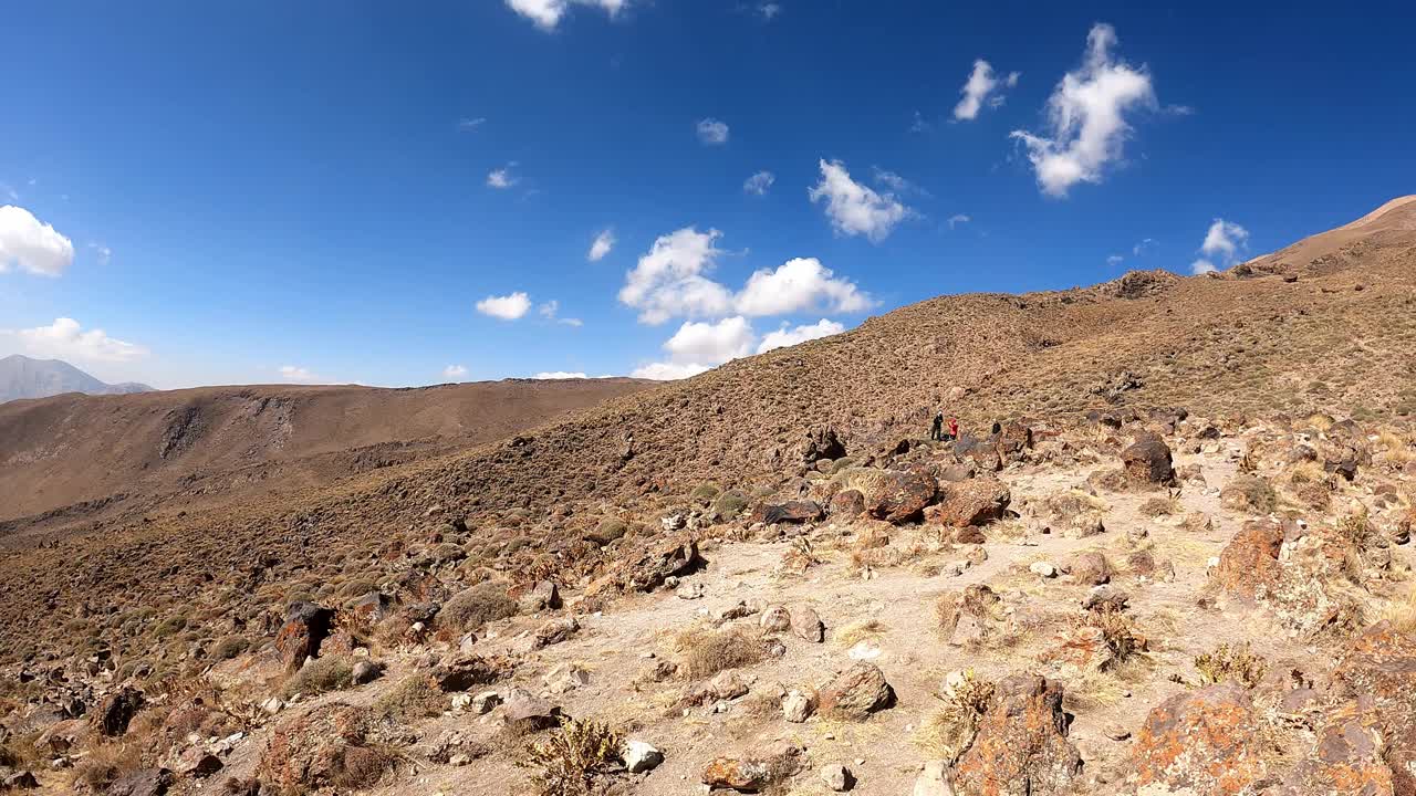 从厄尔布鲁士山脉的达马万德火山观看，伊朗。视频下载