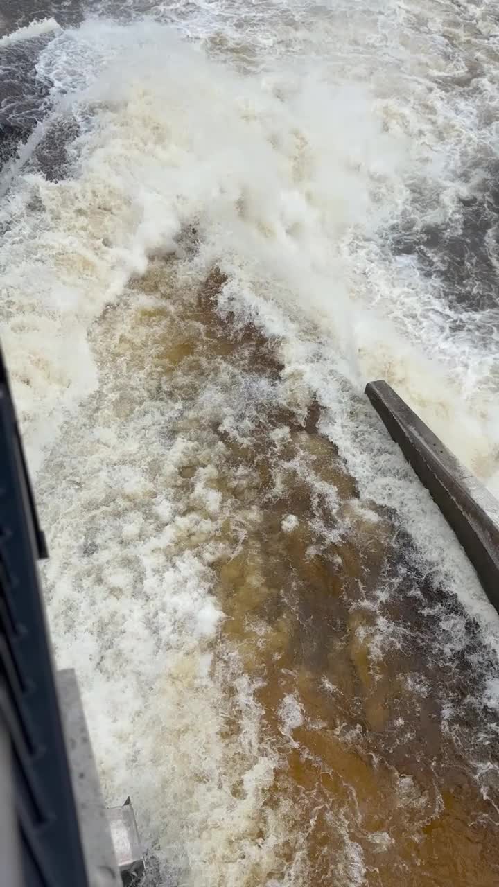 水力发电厂快速流动的水。视频素材