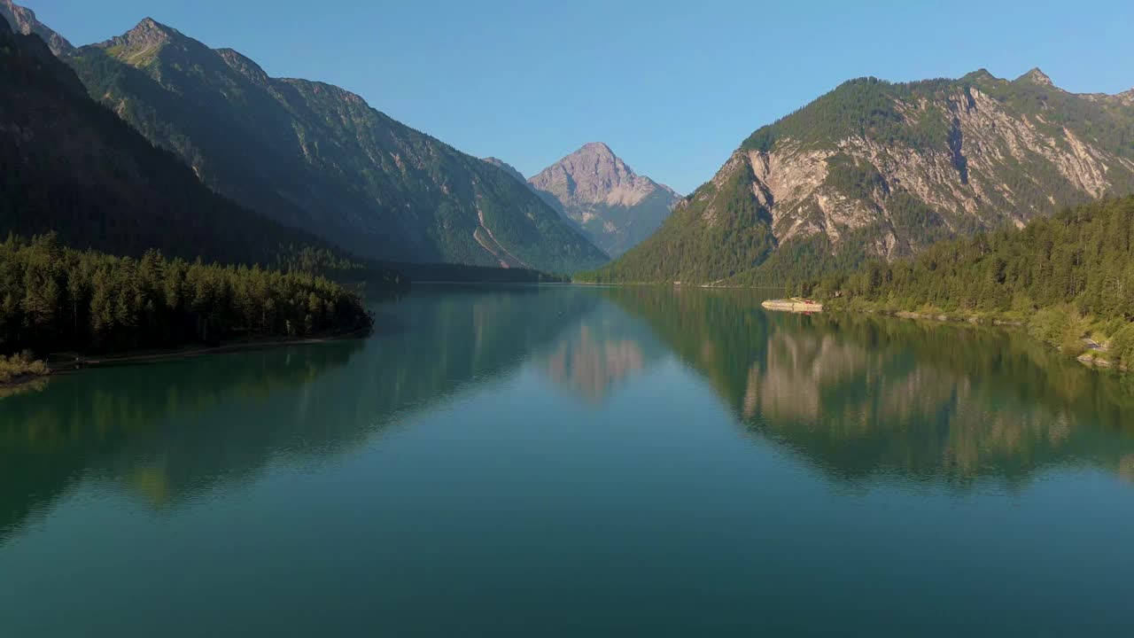 普兰西湖奥地利雄伟的山脉阿尔卑斯山周围在早晨的阳光视频下载