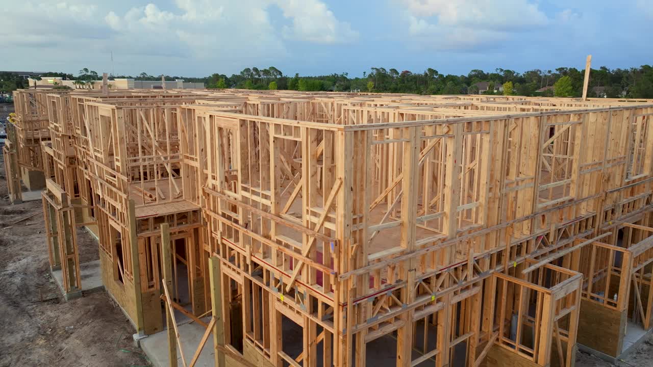 摄像机在建设中的住宅楼上平移视频下载