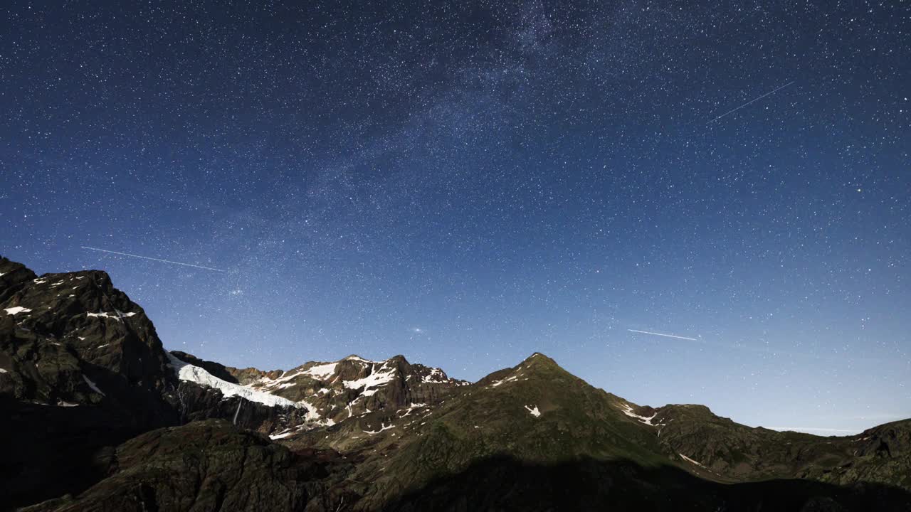 意大利瓦尔马伦科阿尔卑斯山脉费拉里亚冰川上令人惊叹的银河系星空。捕捉星空，流星，和宁静的美丽在意大利北部的一个晴朗的夜晚。视频素材