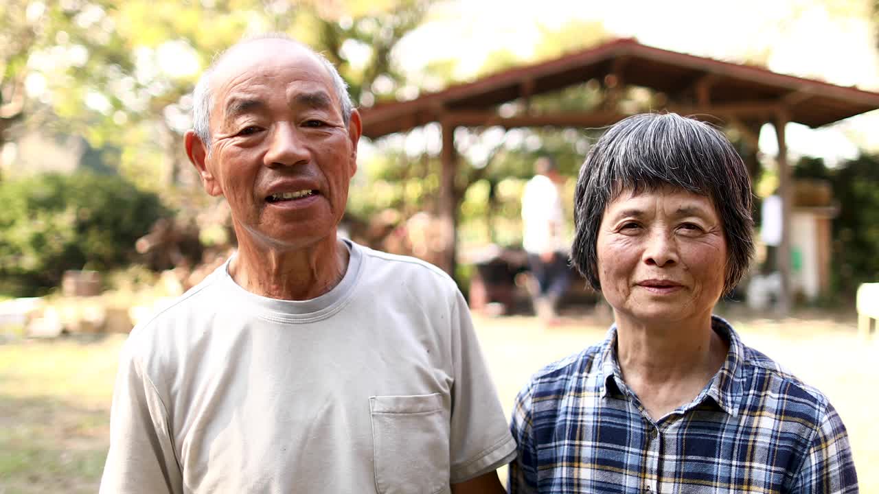 在老年人的花园聚会上，一位日本男子面对镜头视频素材