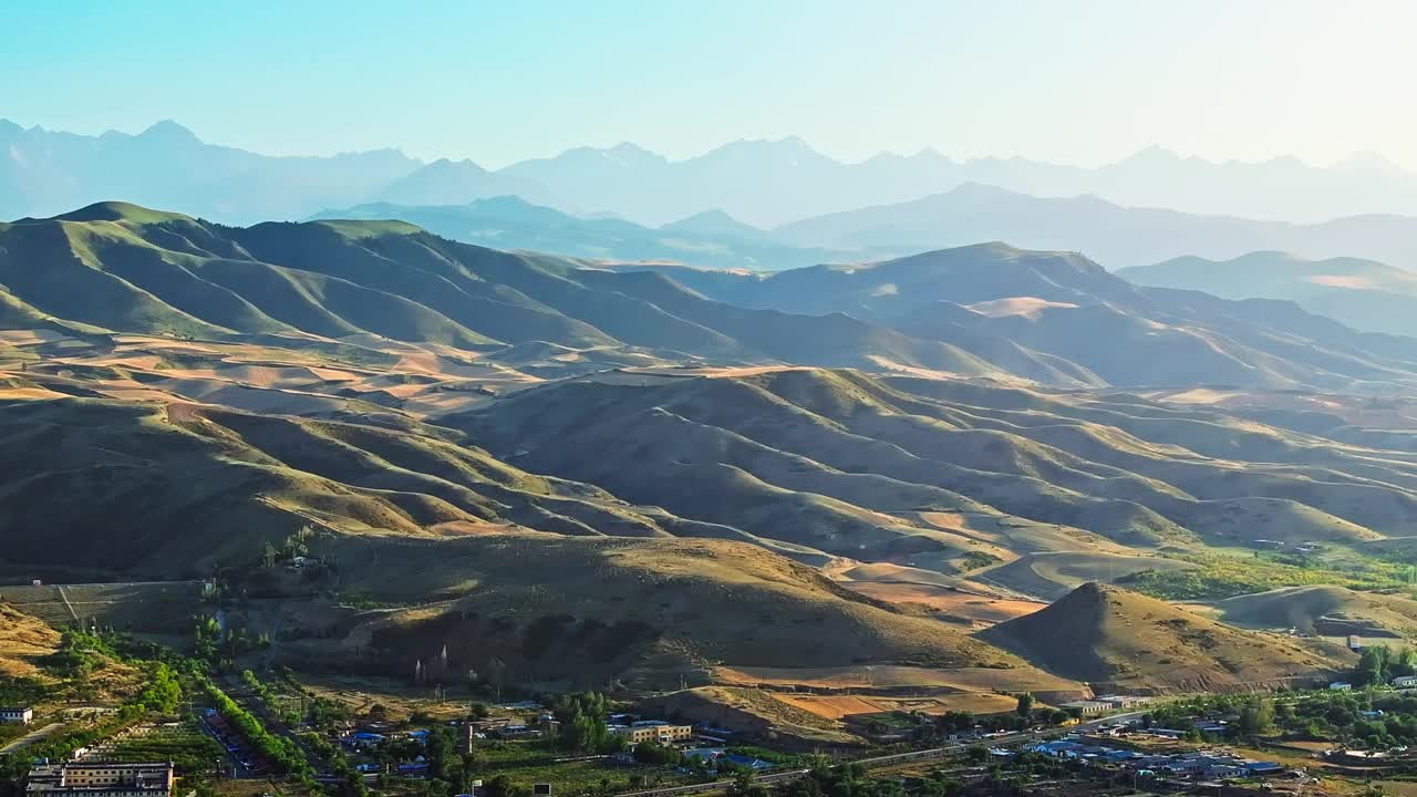 航拍的山脉和沙漠自然风光在日落新疆视频下载