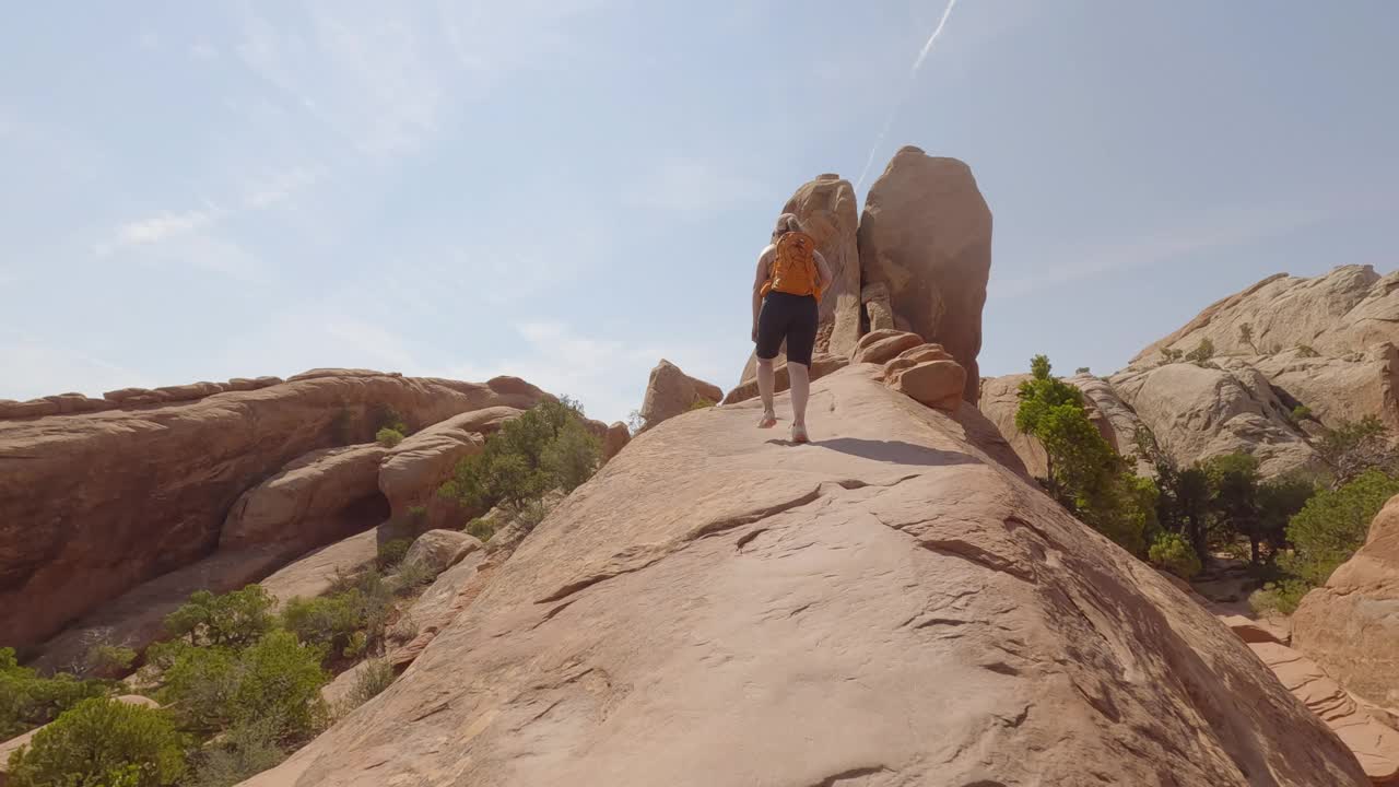 一名女子在拱门国家公园徒步旅行视频素材