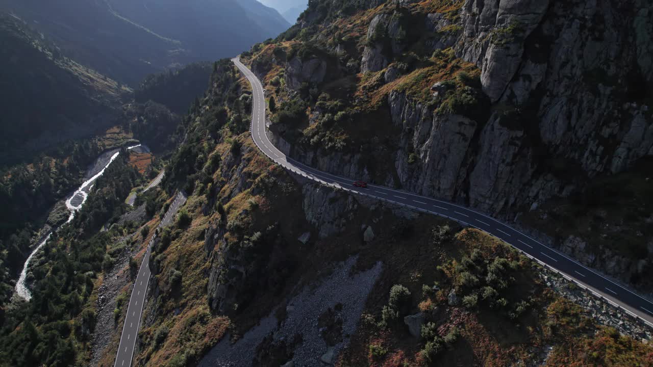 汽车在山路上行驶的鸟瞰图，瑞士斯滕山口视频下载