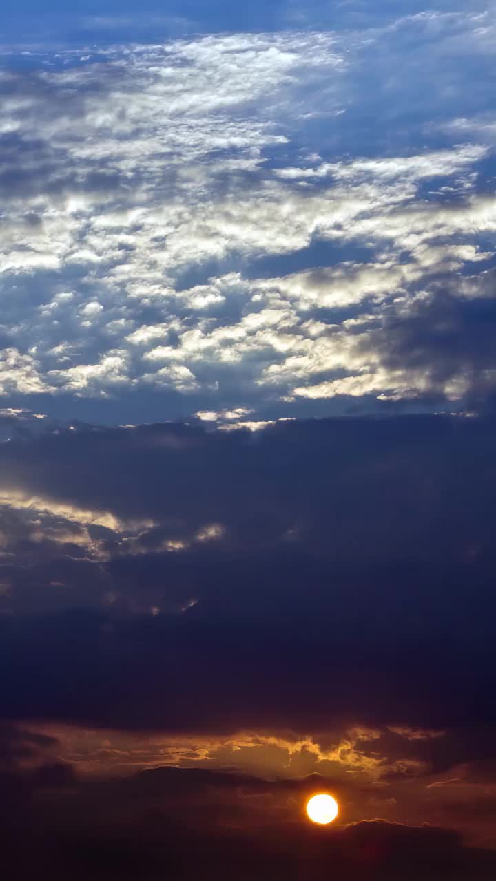 夏日天空中云后的太阳视频素材